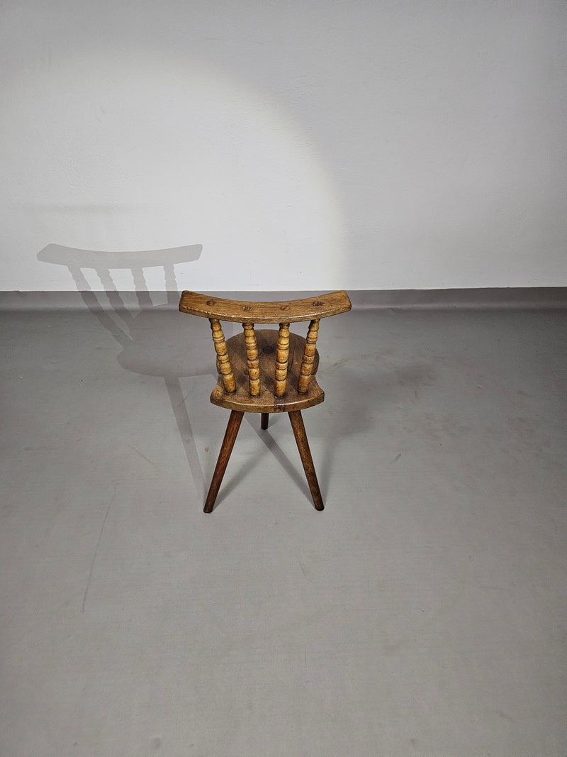 Prachtige oude boeren driepoot stoel voor decoratief gebruik.
