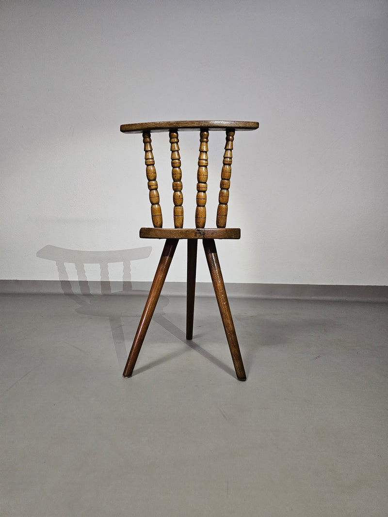 Prachtige oude boeren driepoot stoel voor decoratief gebruik.