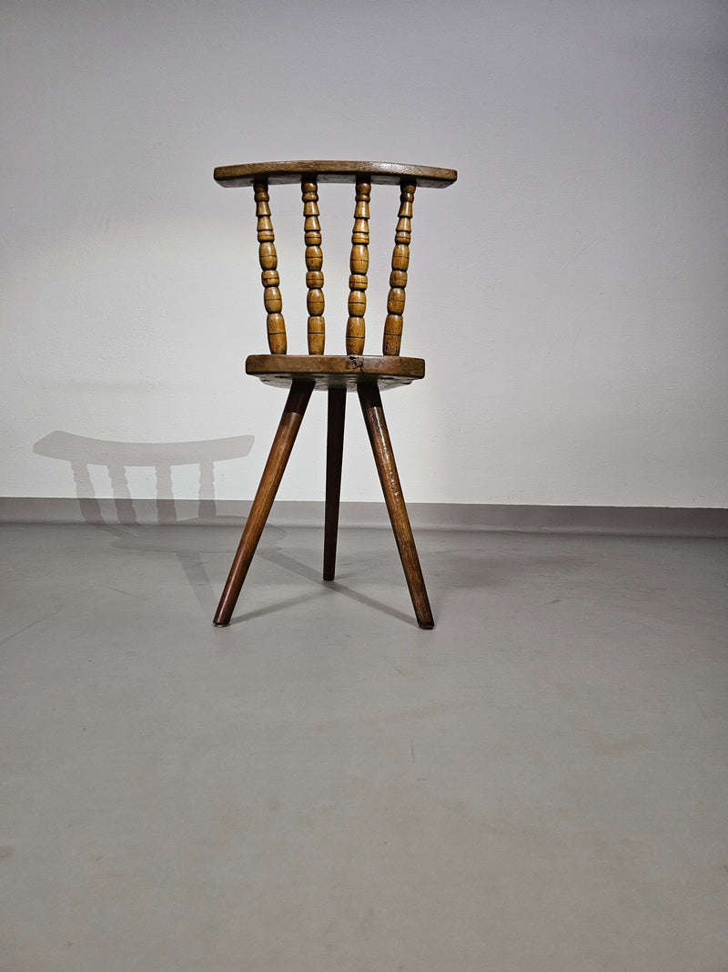 Prachtige oude boeren driepoot stoel voor decoratief gebruik.