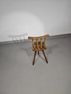 Prachtige oude boeren driepoot stoel voor decoratief gebruik.