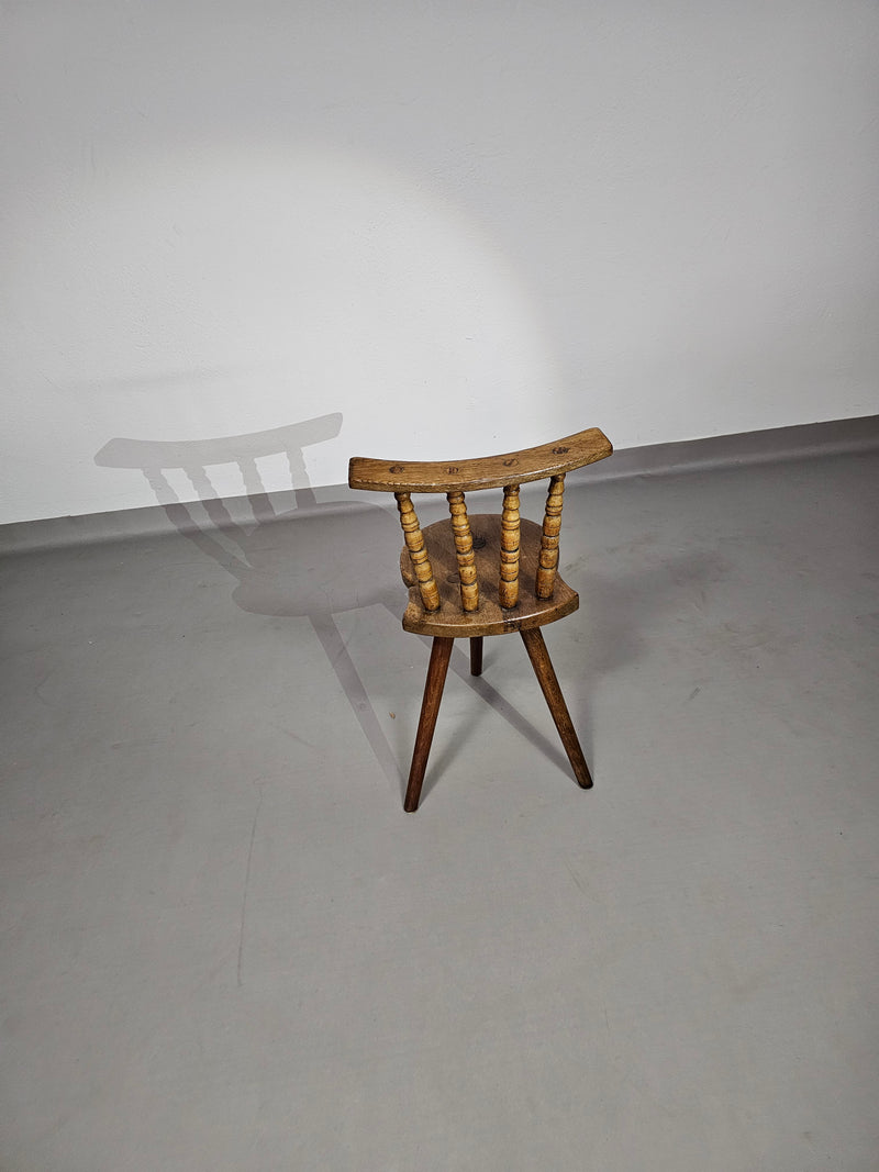 Prachtige oude boeren driepoot stoel voor decoratief gebruik.