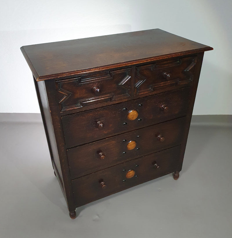 Bijzonder gave Engelse ladekast / commode. Gedateerd (Charles 2 tijdperk). Gemaakt van massief eikenhout met prachtige patina.