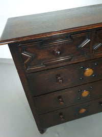Bijzonder gave Engelse ladekast / commode. Gedateerd (Charles 2 tijdperk). Gemaakt van massief eikenhout met prachtige patina.