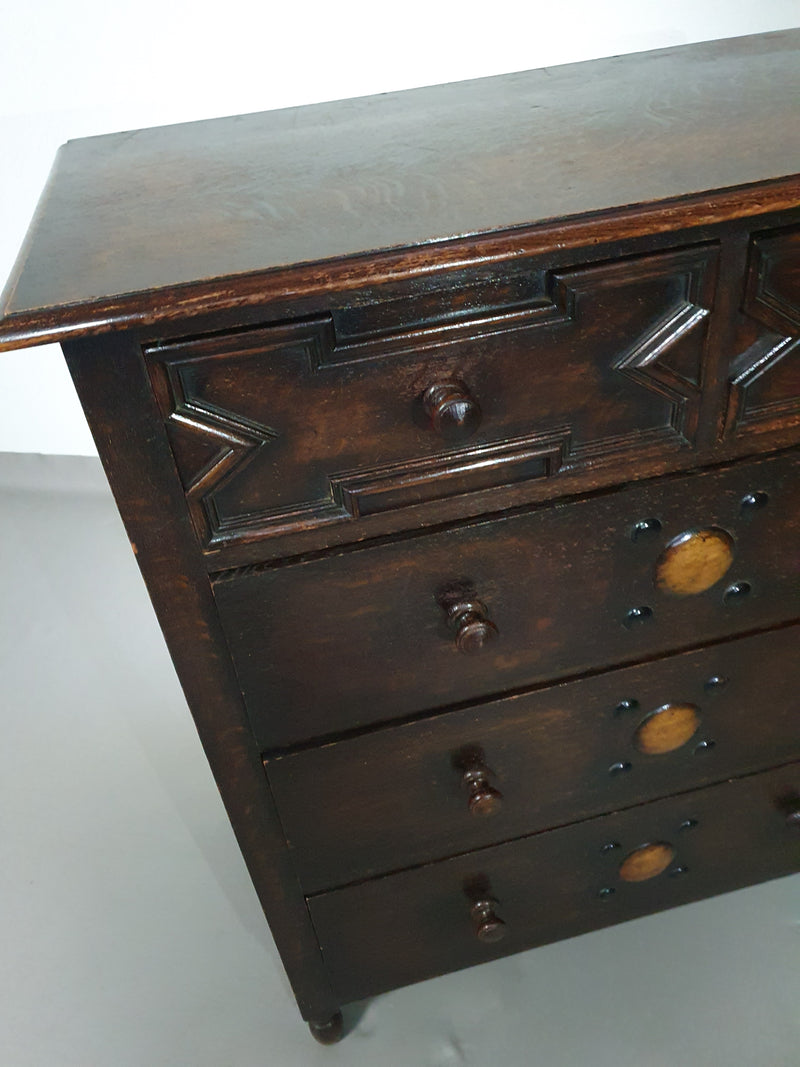 Bijzonder gave Engelse ladekast / commode. Gedateerd (Charles 2 tijdperk). Gemaakt van massief eikenhout met prachtige patina.