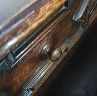 Bijzonder gave Engelse ladekast / commode. Gedateerd (Charles 2 tijdperk). Gemaakt van massief eikenhout met prachtige patina.