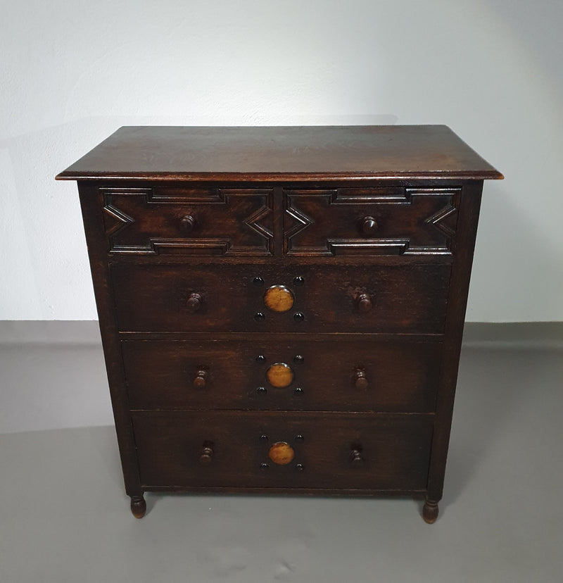 Bijzonder gave Engelse ladekast / commode. Gedateerd (Charles 2 tijdperk). Gemaakt van massief eikenhout met prachtige patina.