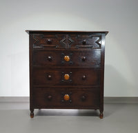 Bijzonder gave Engelse ladekast / commode. Gedateerd (Charles 2 tijdperk). Gemaakt van massief eikenhout met prachtige patina.