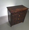 Bijzonder gave Engelse ladekast / commode. Gedateerd (Charles 2 tijdperk). Gemaakt van massief eikenhout met prachtige patina.