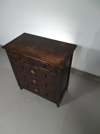 Bijzonder gave Engelse ladekast / commode. Gedateerd (Charles 2 tijdperk). Gemaakt van massief eikenhout met prachtige patina.