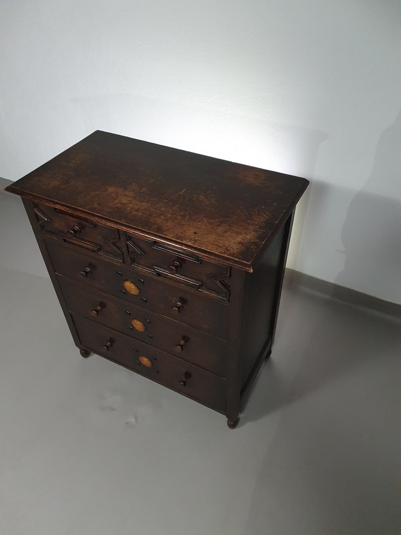 Bijzonder gave Engelse ladekast / commode. Gedateerd (Charles 2 tijdperk). Gemaakt van massief eikenhout met prachtige patina.