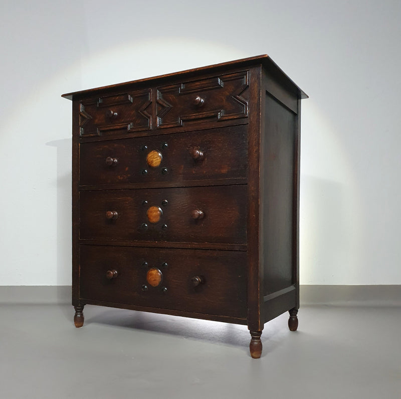 Bijzonder gave Engelse ladekast / commode. Gedateerd (Charles 2 tijdperk). Gemaakt van massief eikenhout met prachtige patina.