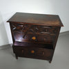 Bijzonder gave Engelse ladekast / commode. Gedateerd (Charles 2 tijdperk). Gemaakt van massief eikenhout met prachtige patina.