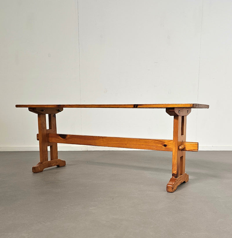 Scandinavische moderne massief grenenhouten banken en eettafel, jaren 70