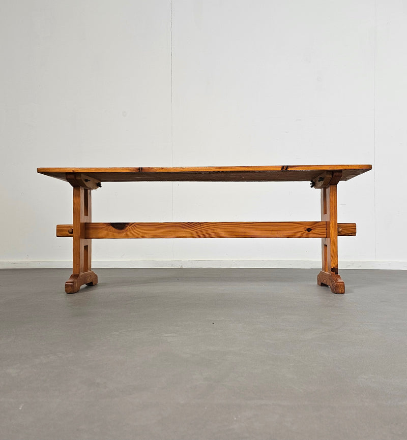 Scandinavische moderne massief grenenhouten banken en eettafel, jaren 70