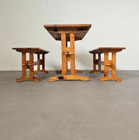 Scandinavische moderne massief grenenhouten banken en eettafel, jaren 70