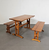 Scandinavische moderne massief grenenhouten banken en eettafel, jaren 70