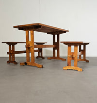Scandinavische moderne massief grenenhouten banken en eettafel, jaren 70