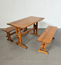 Scandinavische moderne massief grenenhouten banken en eettafel, jaren 70