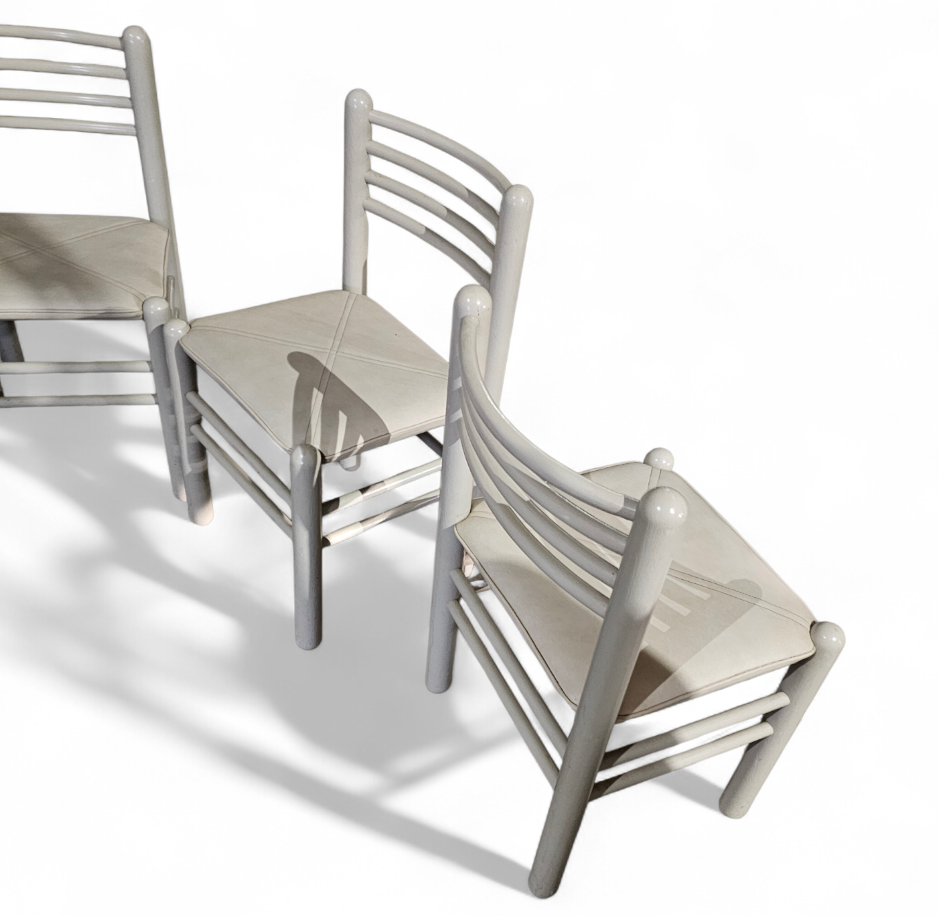 5 x dining chair / light grey wooden frame / leather seat / Germany 1970s / labeled " ideen für kuchen - innenarchitektur "