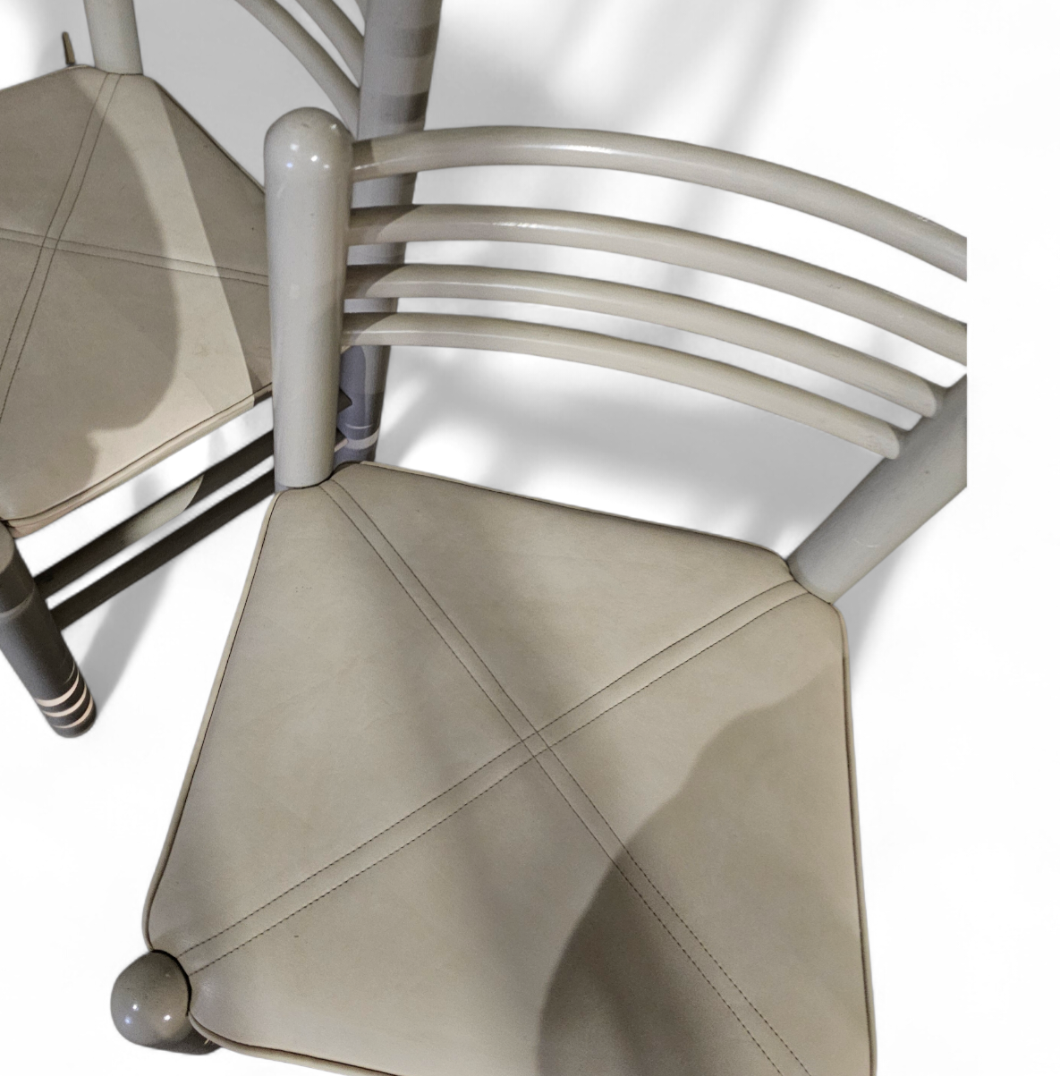 5 x dining chair / light grey wooden frame / leather seat / Germany 1970s / labeled " ideen für kuchen - innenarchitektur "