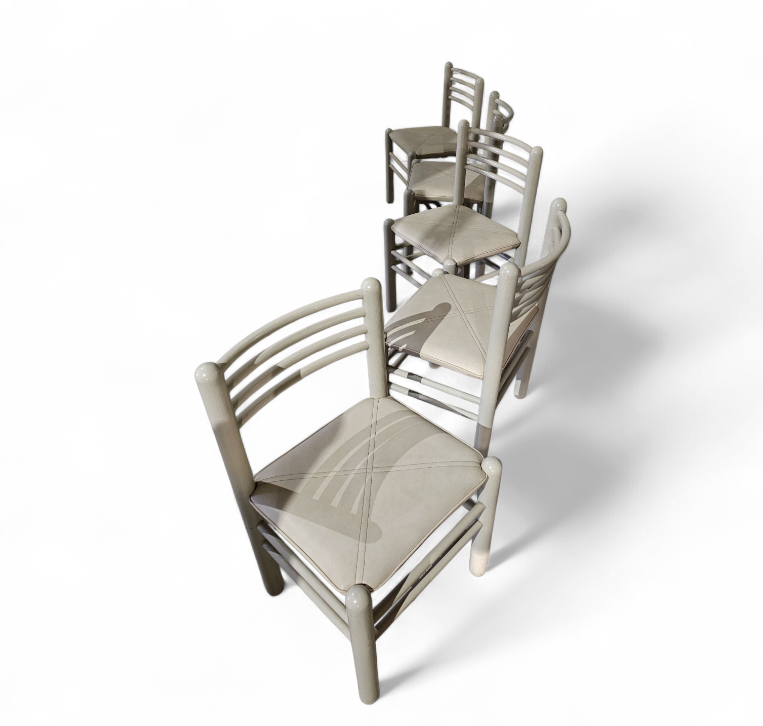 5 x dining chair / light grey wooden frame / leather seat / Germany 1970s / labeled " ideen für kuchen - innenarchitektur "