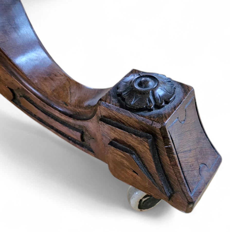 Oval Victorian tilt - top table
Breakfast table / 1840s