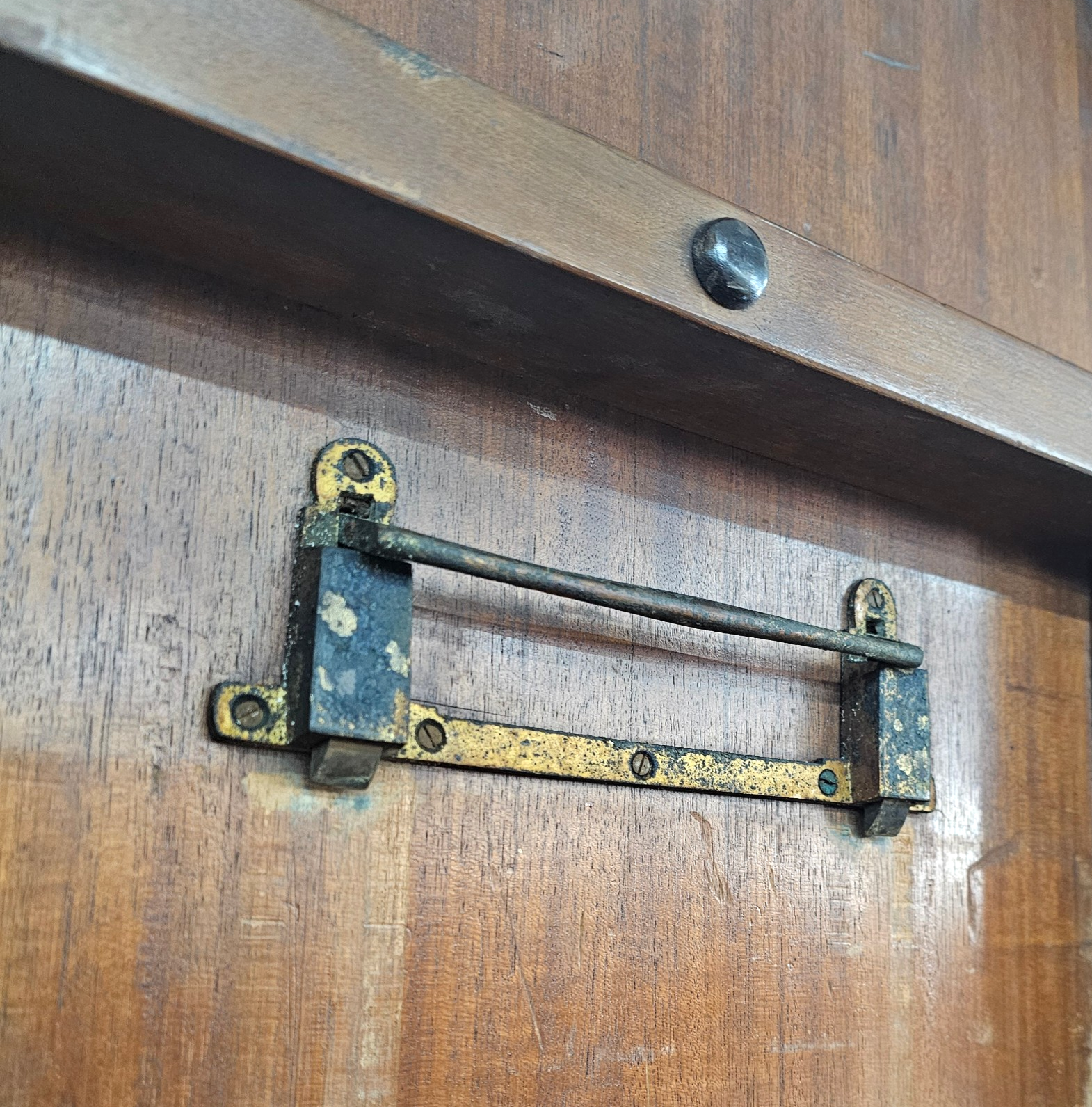 Oval Victorian tilt - top table
Breakfast table / 1840s