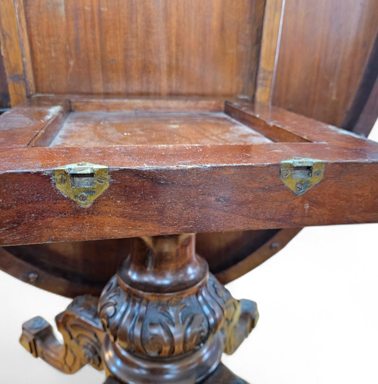Oval Victorian tilt - top table
Breakfast table / 1840s