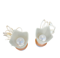 2 x table lamp by Villeroy and Boch / in the shape of a tulip / The top of the lamp is made of frosted glass / milk glass / 1990s