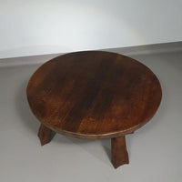 Brutalistische ronde salontafel van massief eikenhout uit de jaren 60