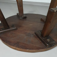 Brutalistische ronde salontafel van massief eikenhout uit de jaren 60