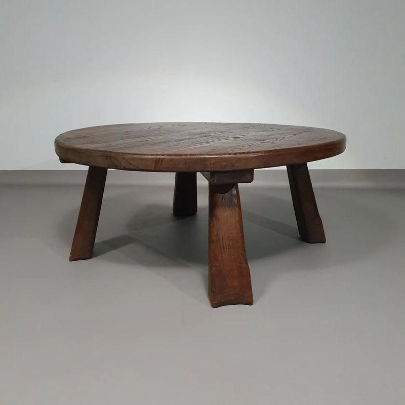 Brutalistische ronde salontafel van massief eikenhout uit de jaren 60