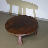 Brutalistische ronde salontafel van massief eikenhout uit de jaren 60