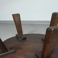 Brutalistische ronde salontafel van massief eikenhout uit de jaren 60