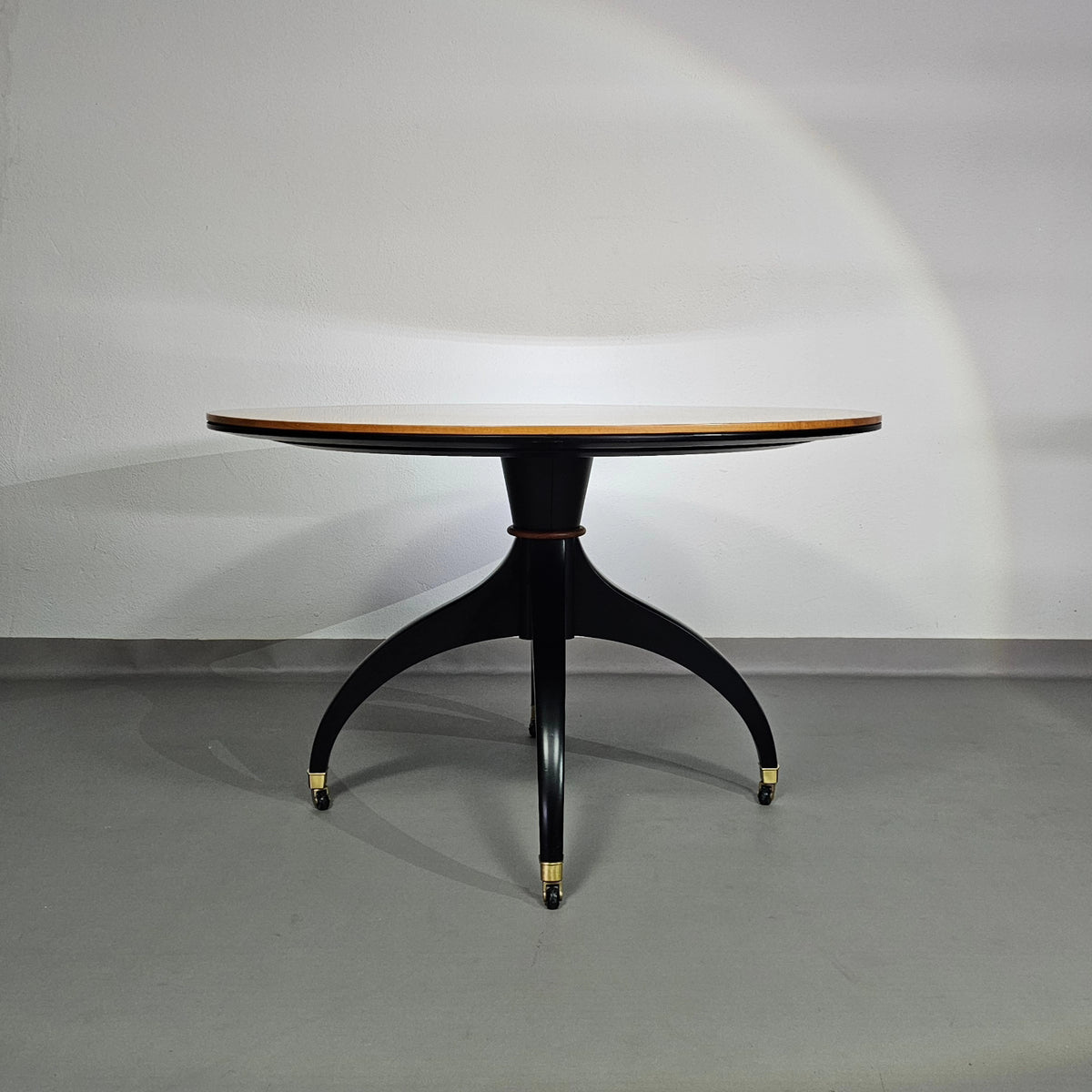 Circular table signed Giorgetti from the 80s