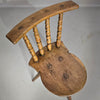 Prachtige oude boeren driepoot stoel voor decoratief gebruik.
