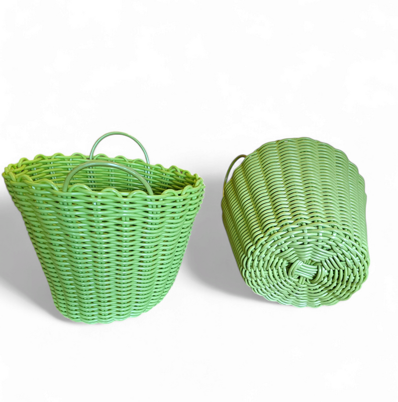 Gevlochten plastic rotan manden jaren 70 / Hoogte 43 cm