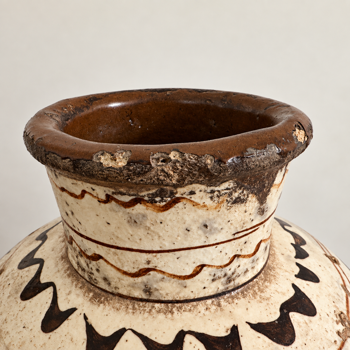Chinese Cizhou earthenware wine pot from the Ming or Yuan dynasty