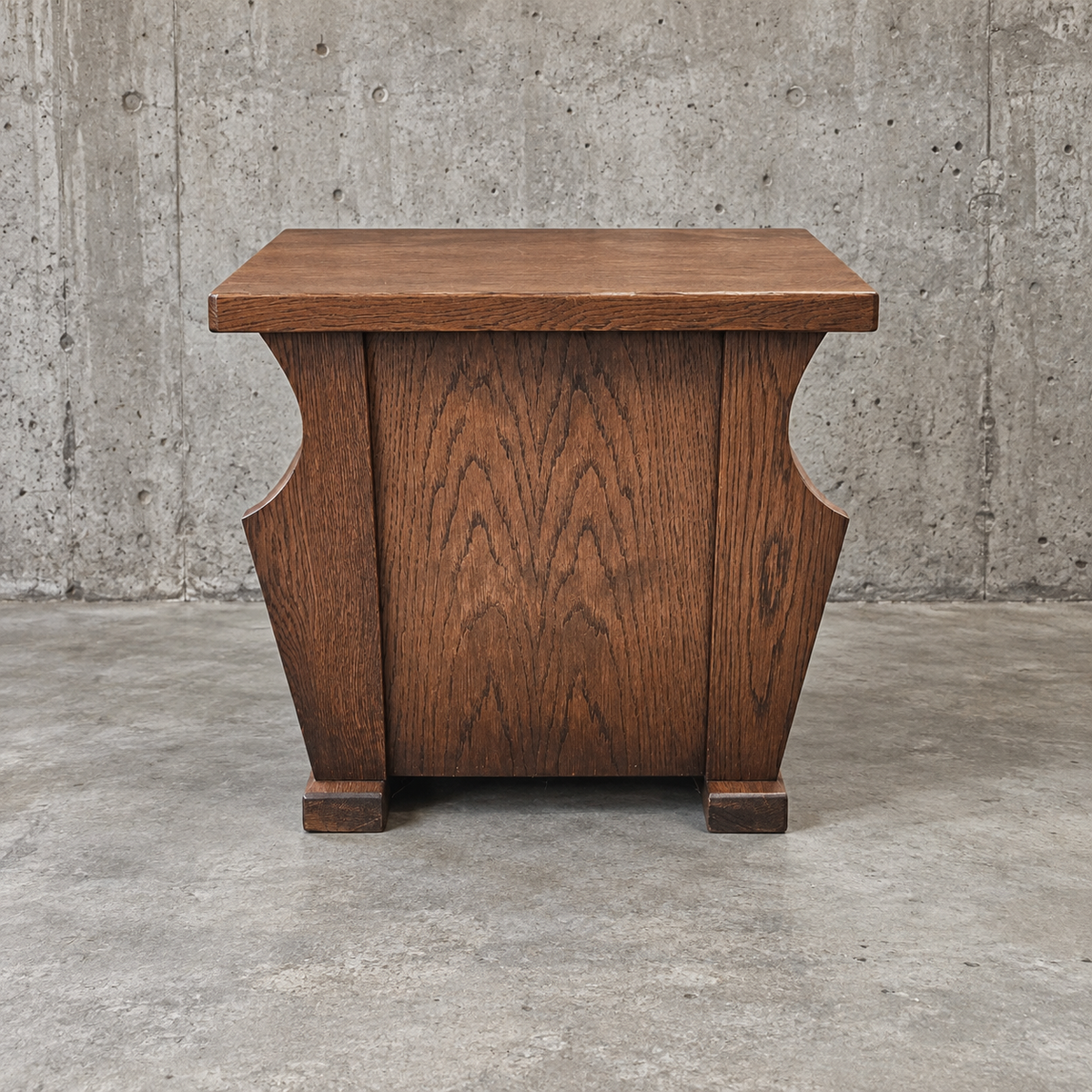 2 x matching oak magazine tables / night stands