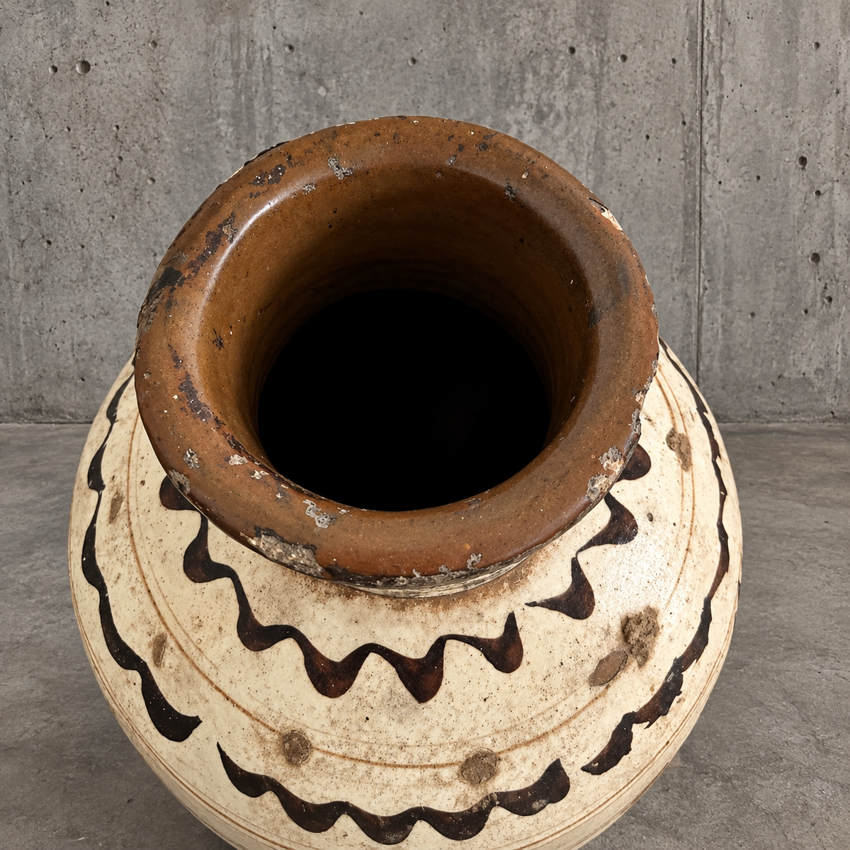 Chinese Cizhou earthenware wine pot from the Ming or Yuan dynasty