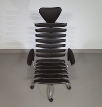 De Sede DS-2100/161 directiestoel uit onze design Home Office collectie.
 Nieuwstaat
 Donkerbruin leer