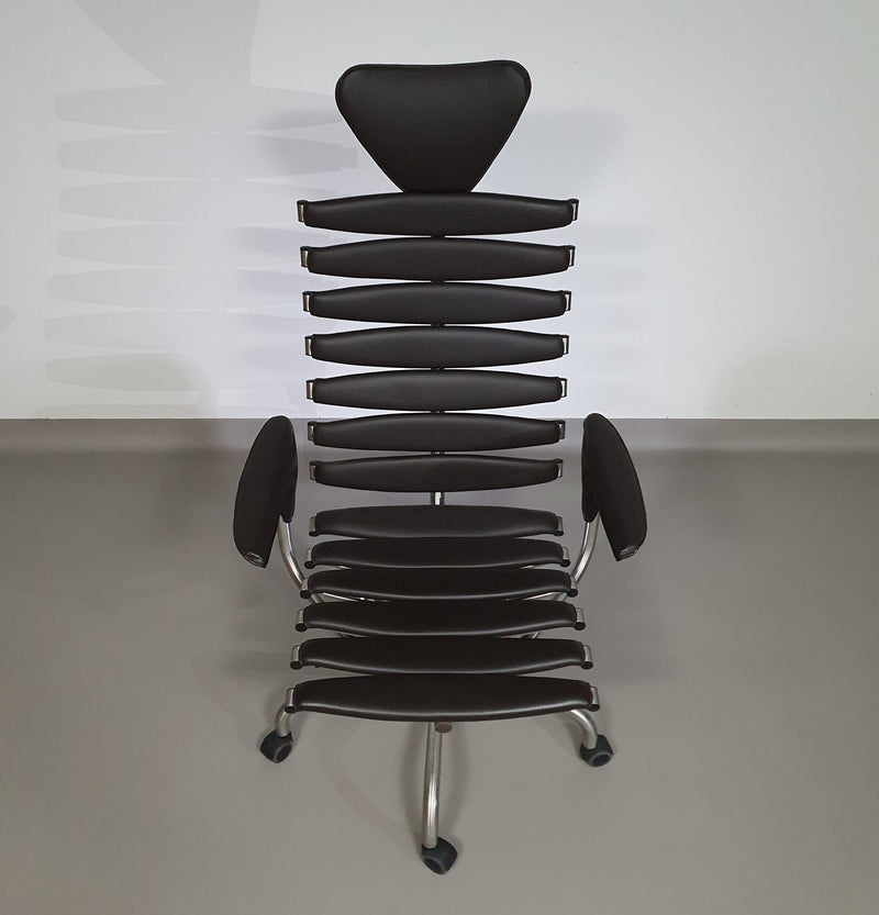 De Sede DS-2100/161 directiestoel uit onze design Home Office collectie.
 Nieuwstaat
 Donkerbruin leer