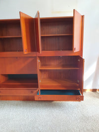 Grote wandkast V-vorm 360 x 175 cm
 Bestaat uit 4 boven delen ( met bureauklep) en 4 onderdelen met lades jaren 60