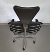 De Sede DS-2100/161 directiestoel uit onze design Home Office collectie.
 Nieuwstaat
 Donkerbruin leer