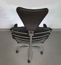 De Sede DS-2100/161 directiestoel uit onze design Home Office collectie.
 Nieuwstaat
 Donkerbruin leer