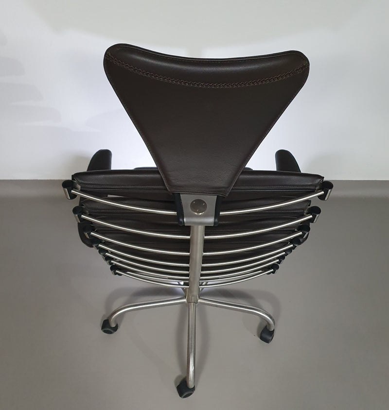 De Sede DS-2100/161 directiestoel uit onze design Home Office collectie.
 Nieuwstaat
 Donkerbruin leer