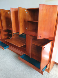 Grote wandkast V-vorm 360 x 175 cm
 Bestaat uit 4 boven delen ( met bureauklep) en 4 onderdelen met lades jaren 60