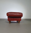BAXTER hocker/poef in stierenleer.
 Kashmir Rubis kleur 1993