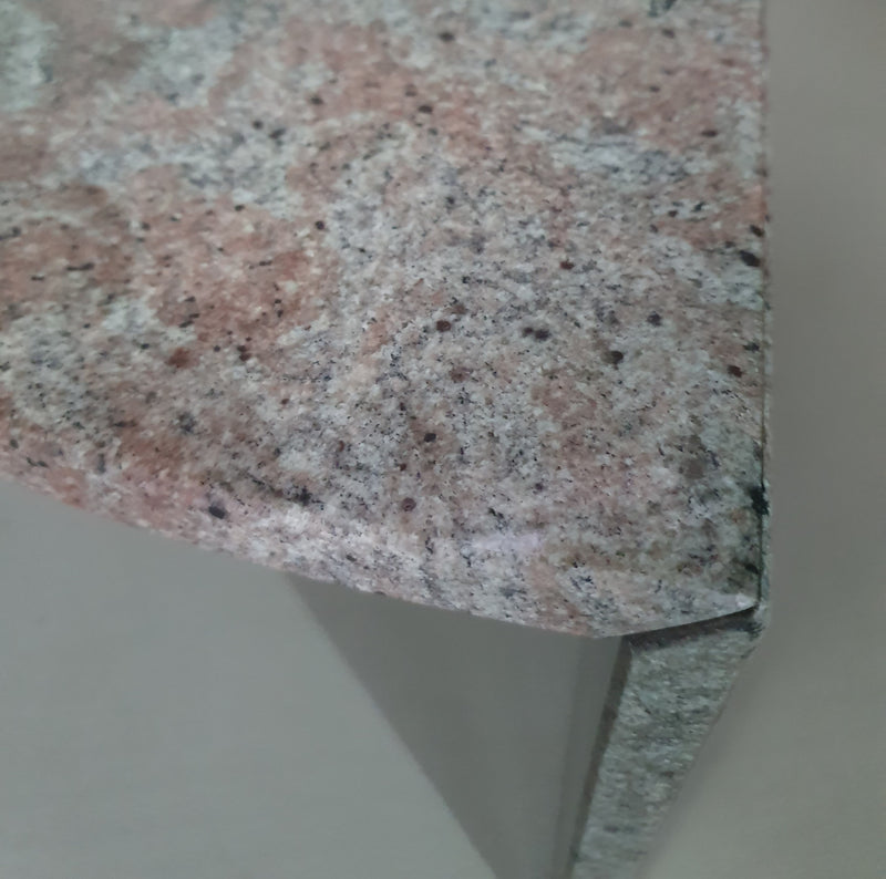 Een grote granieten salontafel met een vrije vorm, drie rechte lijnen die contrasteren met een golvend front. Jaren 70