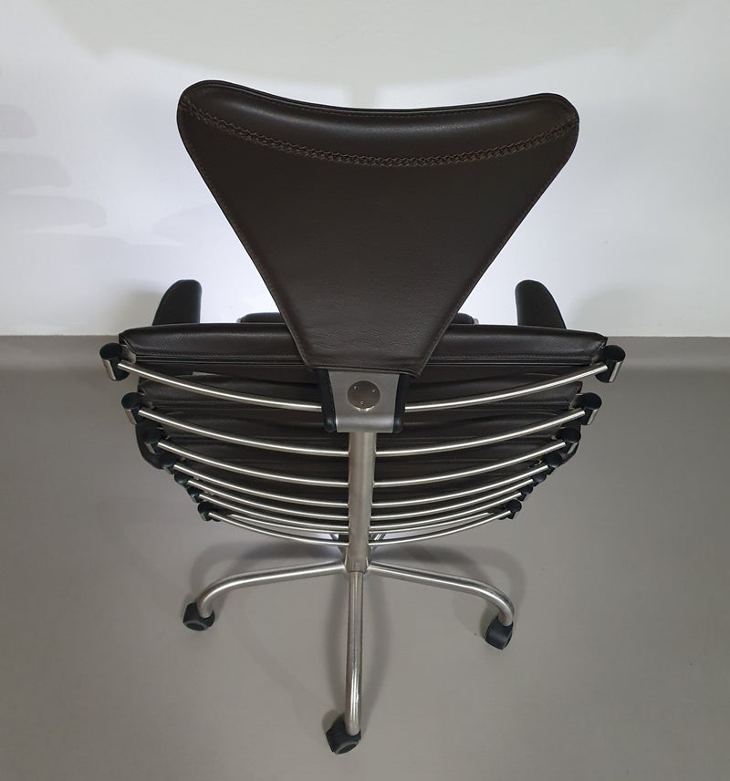 De Sede DS-2100/161 directiestoel uit onze design Home Office collectie.
 Nieuwstaat
 Donkerbruin leer
